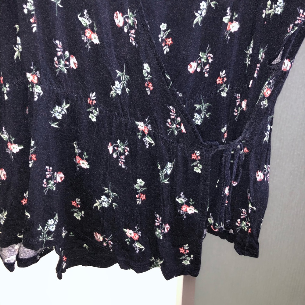 blouse - Picture 2 of 3